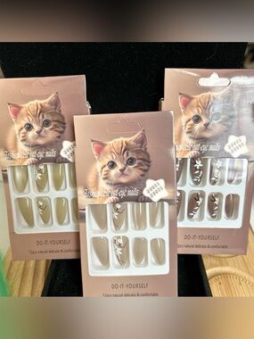 Fashionable Cat-Eye Press-On Nails in Beige with White Floral Accents (3 packs)
